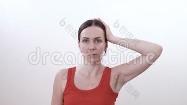一个深褐色皮肤的女人加强颈部左侧肌肉锻炼的肖像。